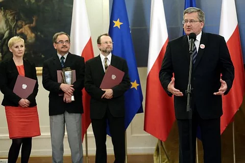 Bronisław Komorowski i nagrodzeni dziennikarze (fot. PAP/Tomasz Gzell)