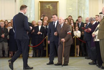 Prezydent podczas odznaczania zasłużonych dla niepodległości Polski