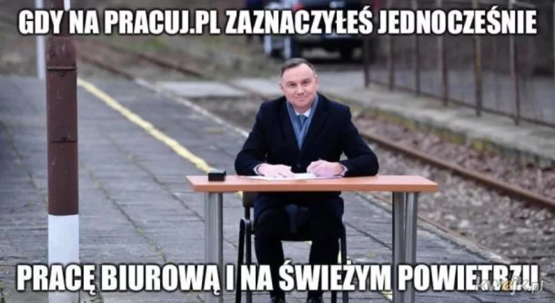 Mem po podpisaniu ustawy przez prezydenta Andrzeja Dudę na peronie kolejowym