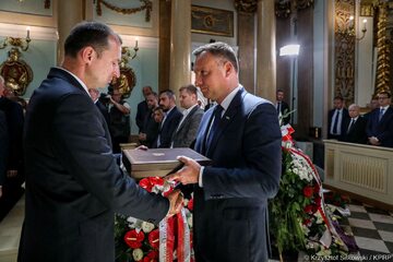Prezydent przekazał Order rodzinie zmarłej podczas uroczystości pogrzebowych w Krakowie.