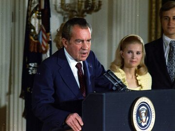 Prezydent Richard Nixon wygłasza pożegnalną przemowę w Białym Domu. 9 sierpnia 1974 r.