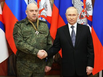 Prezydent Rosji Władimir Putin i gen. Siergiej Surowikin