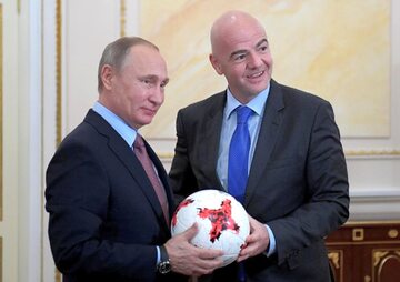 Prezydent Rosji Władimir Putin z prezydentem FIFA Giannim Infantino