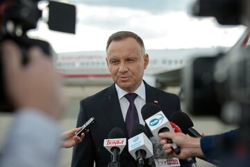 Prezydent RP Andrzej Duda podczas wypowiedzi dla mediów na płycie lotniska Okęcie w Warszawie