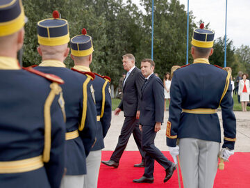 Prezydent Rumunii Klaus Iohannis i prezydent Francji Emmanuel Macron
