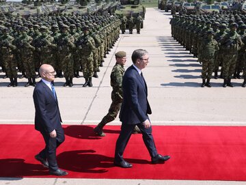 Prezydent Serbii Aleksander Vucic (z prawej), szef sztabu armii Milan Mojsilovic (w środku) i minister obrony Milos Vucevic