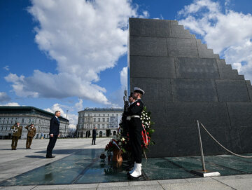 Prezydent składa wieniec przed Pomnikiem Ofiar Tragedii Smoleńskiej 2010 r.
