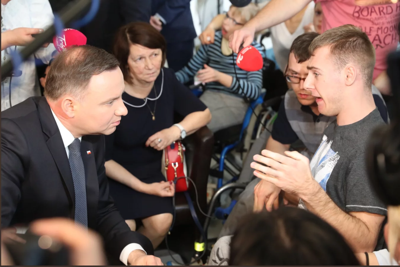 Andrzej Duda podczas rozmowy z protestującymi