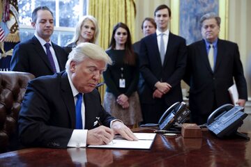 Prezydent Stanów Zjednoczonych Donald Trump podczas podpisywania jednego z dekretów