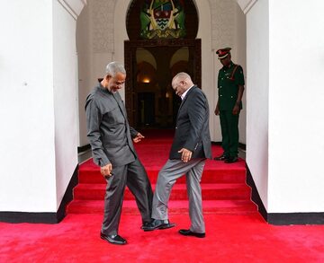 Prezydent Tanzanii (P) i lider opozycji Maalim Seif Sharif Hamad (L) podczas powitania w marcu 2020 roku