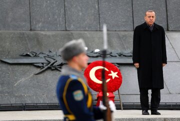 Prezydent Trucji Recep Tayyip Erdogan pod Pomnikiem Zwycięstwa w Mińsku