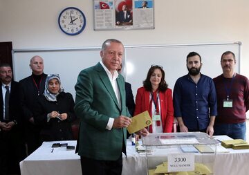 Prezydent Turcji podczas głosowania w wyborach