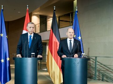 Prezydent Turcji Recep Erdogan (po lewej) i kanclerz Niemiec Olaf Scholz