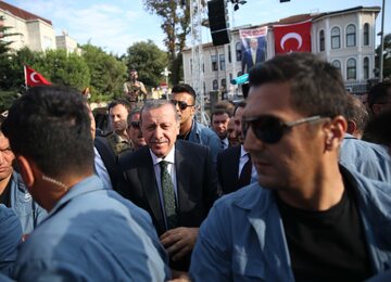 Prezydent Turcji Recep Tayyip Erdogan (między ochroniarzami) podczas spotkania z Turkami