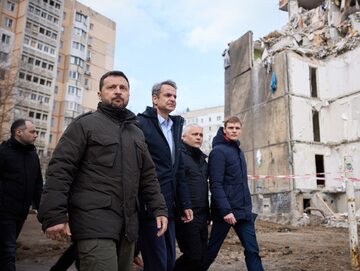 Prezydent Ukrainy Wołodymyr Zełenski pokazuje greckiemu premierowi Kyriakosowi Mitsotakisowi efekt ataku Rosji na budynki mieszkalne w Odessie