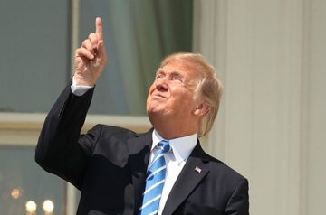 Prezydent USA Donald Trump podczas zaćmienia słońca