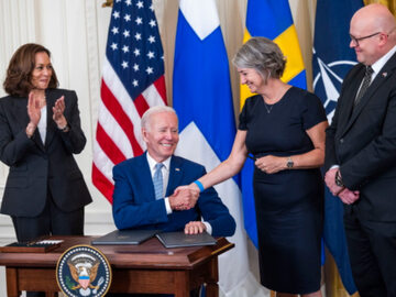 Prezydent USA podpisał dokumenty zatwierdzające członkostwo Finlandii i Szwecji w NATO