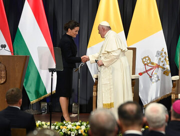 Prezydent Węgier wymienia uścisk dłoni z papieżem Franciszkiem, 28.04.2023 r.