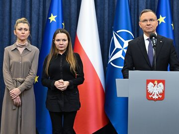 Prezydent z żonami Kamińskiego i Wąsika