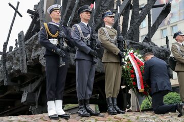 Prezydent złożył wieniec przed Pomnikiem Poległym i Pomordowanym na Wschodzie.