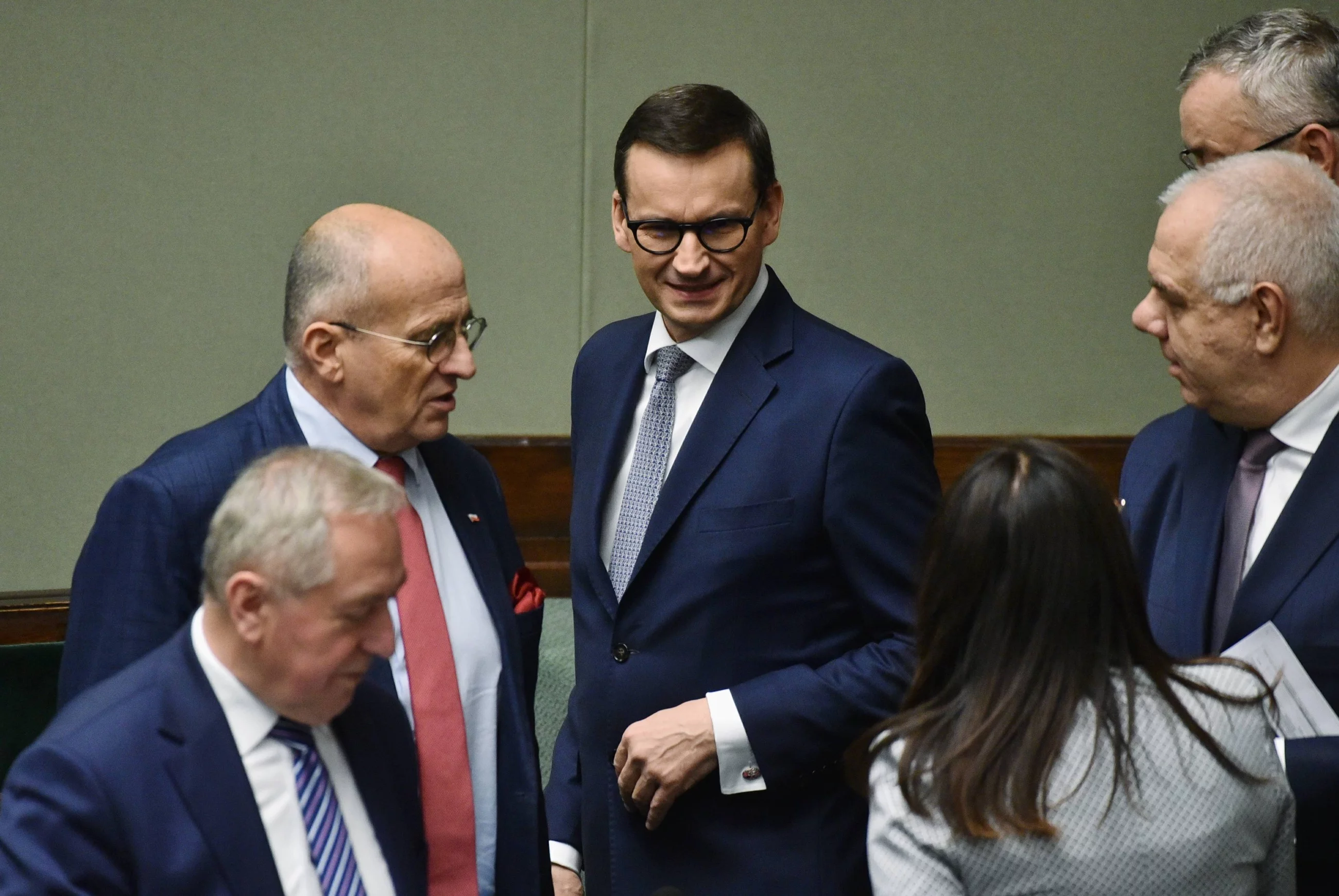 Premier Mateusz Morawiecki w otoczeniu ministrów