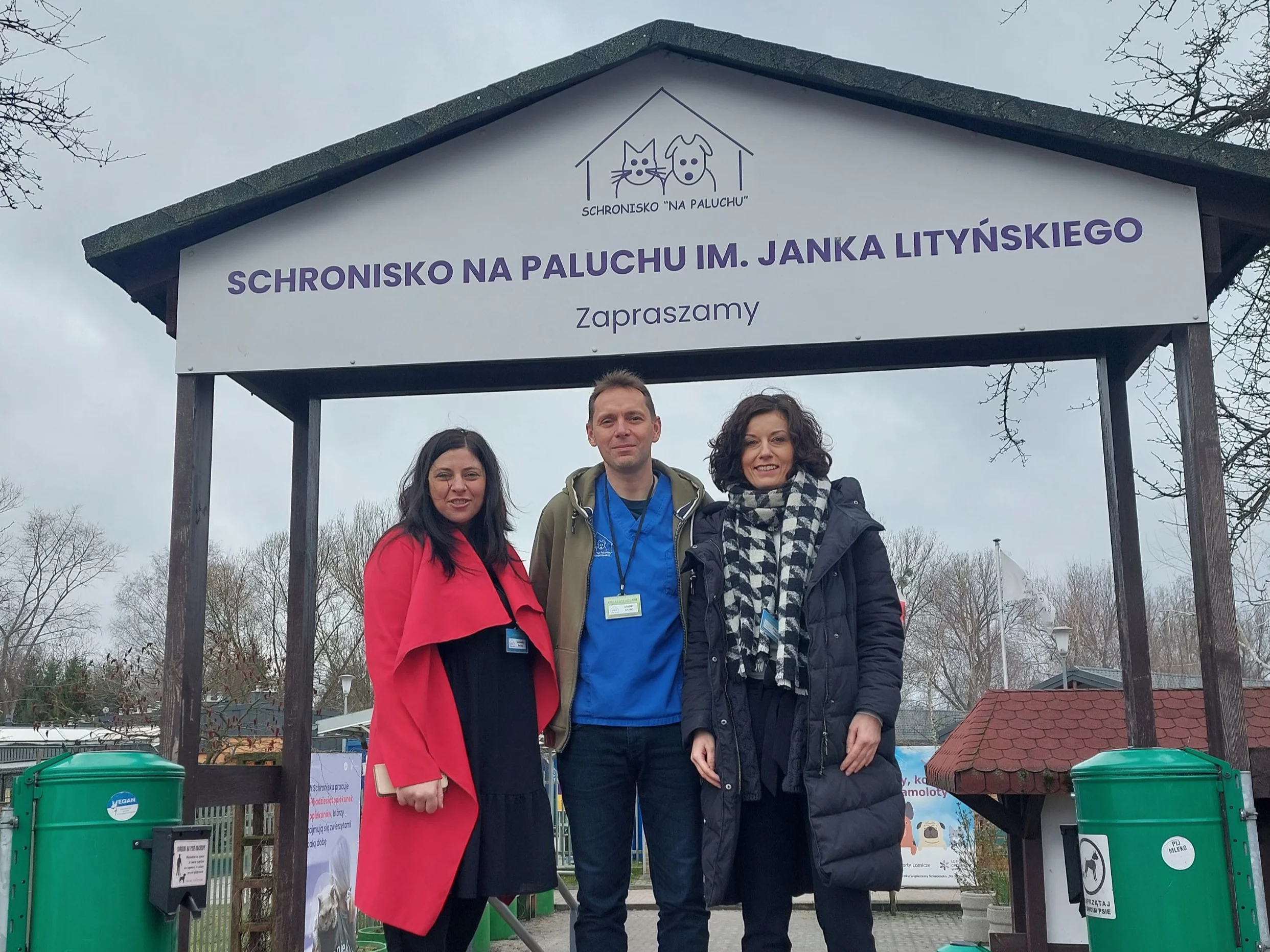 Od lewej – dyrektorka Schroniska „na Paluchu” Agnieszka Maciak, Jakub Gasik, zastępczyni dyrektorki Magdalena Gniadzik