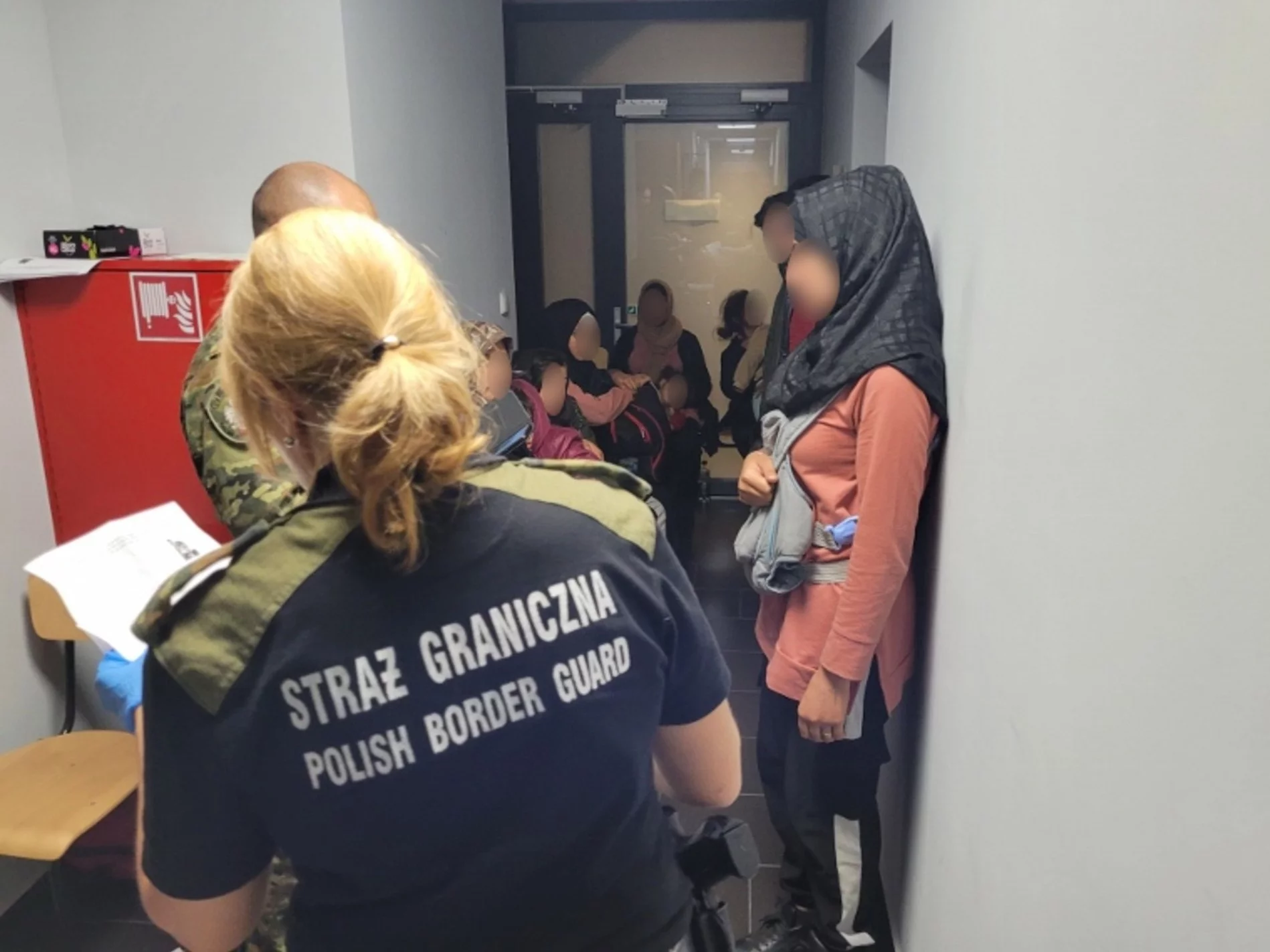 Straż Graniczna z grupą nielegalnych migrantów
