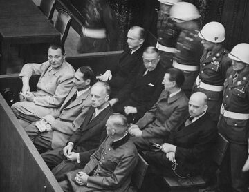 Proces głównych zbrodniarzy wojennych w Norymberdze. Pierwszy od lewej Herman Goering