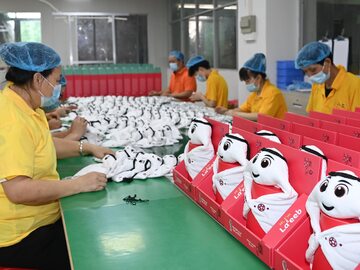 Produkcja mundialowych maskotek w jednej z fabryk prowincji Guangdong