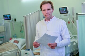 Prof. Bartosz Karaszewski: Przy wystąpieniu objawów udaru mózgu, trzeba jak najszybciej dzwonić po pogotowie, niezależnie czy pacjent jest zdrowy, na kwarantannie, czy ma potwierdzoną infekcję COVID-19 i jest w domu.
