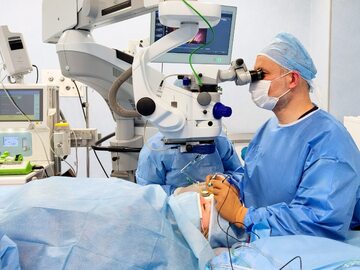 Prof. dr hab. med. Jakub Kałużny wykonujący pierwszą w Polsce operację z zastosowaniem terapii genowej w leczeniu AMD /