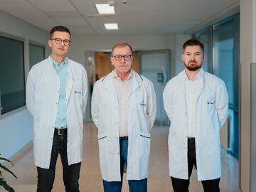 prof. dr hab. n. med. Mirosław Ząbek z zespołem neurochirurgów oraz neurologów