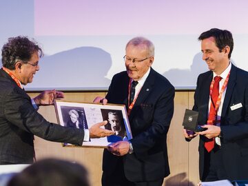 Prof. Jan Walewski i prof. Christophe Le Tourneau oraz dr Pierre Anhoury z Instytutu Curie w Paryżu podczas 90-lecia NIO