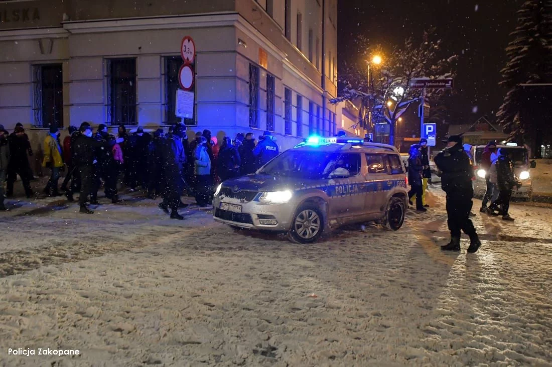 Turyści i policja na Krupówkach