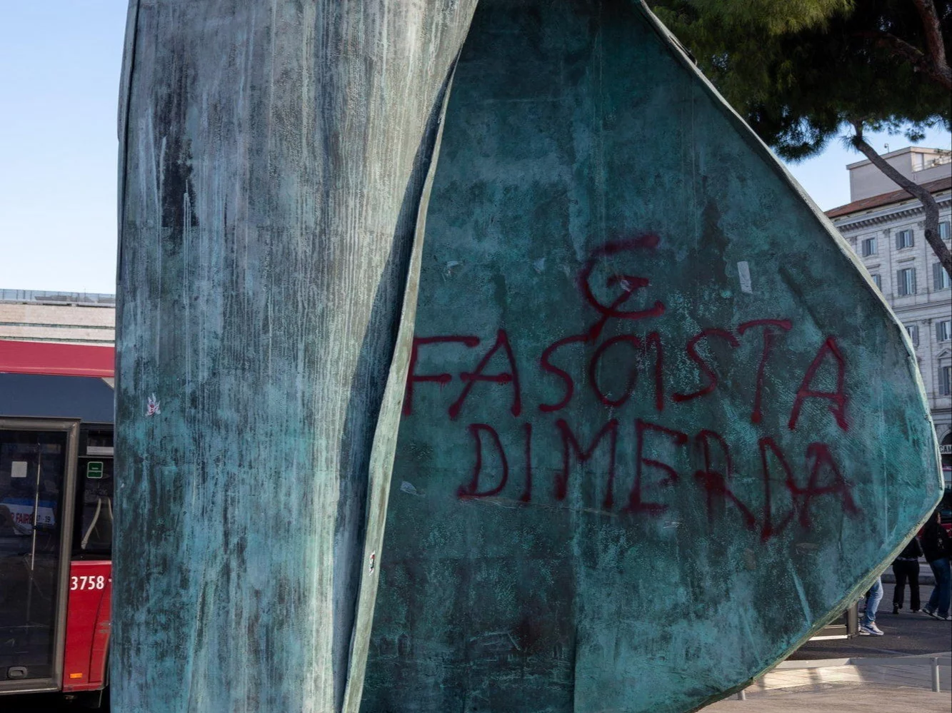 Włochy. Profanacja pomnika Jana Pawła II w Rzymie