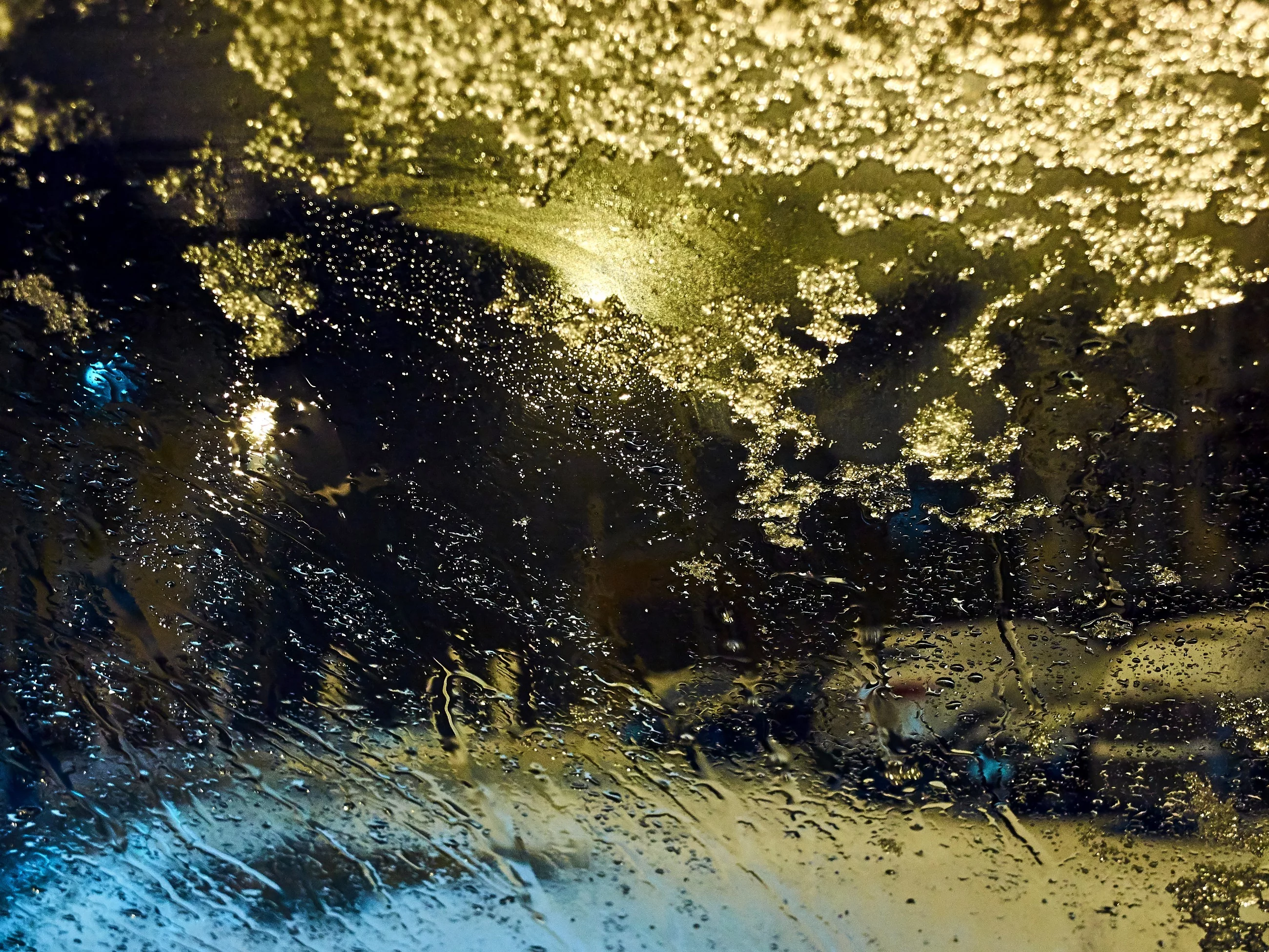 Śnieg na szybie, zdjęcie ilustracyjne