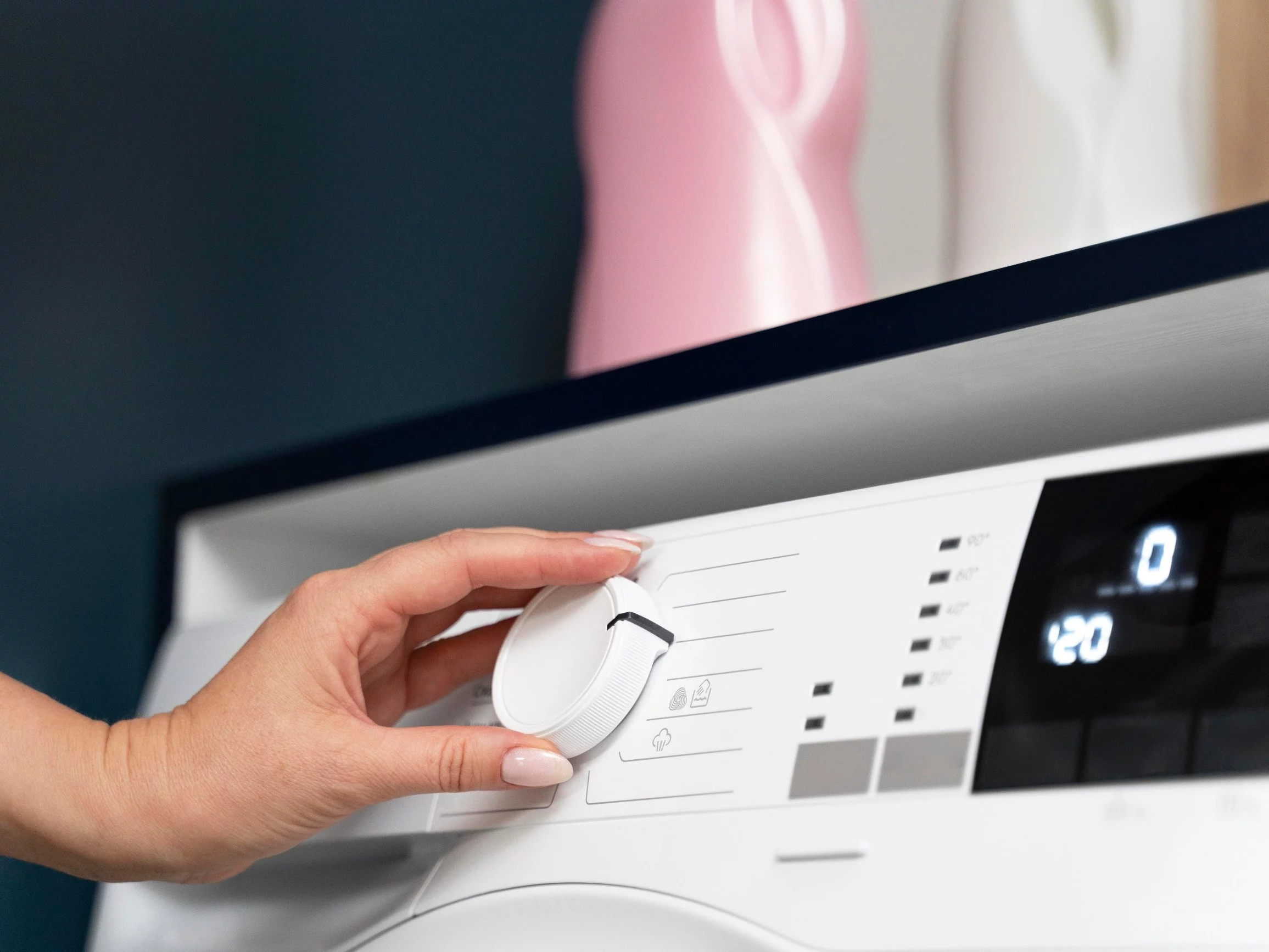 Program ECO w pralce pozwala prać skutecznie w niższej temperaturze, ograniczając zużycie prądu i wody nawet o kilkadziesiąt procent