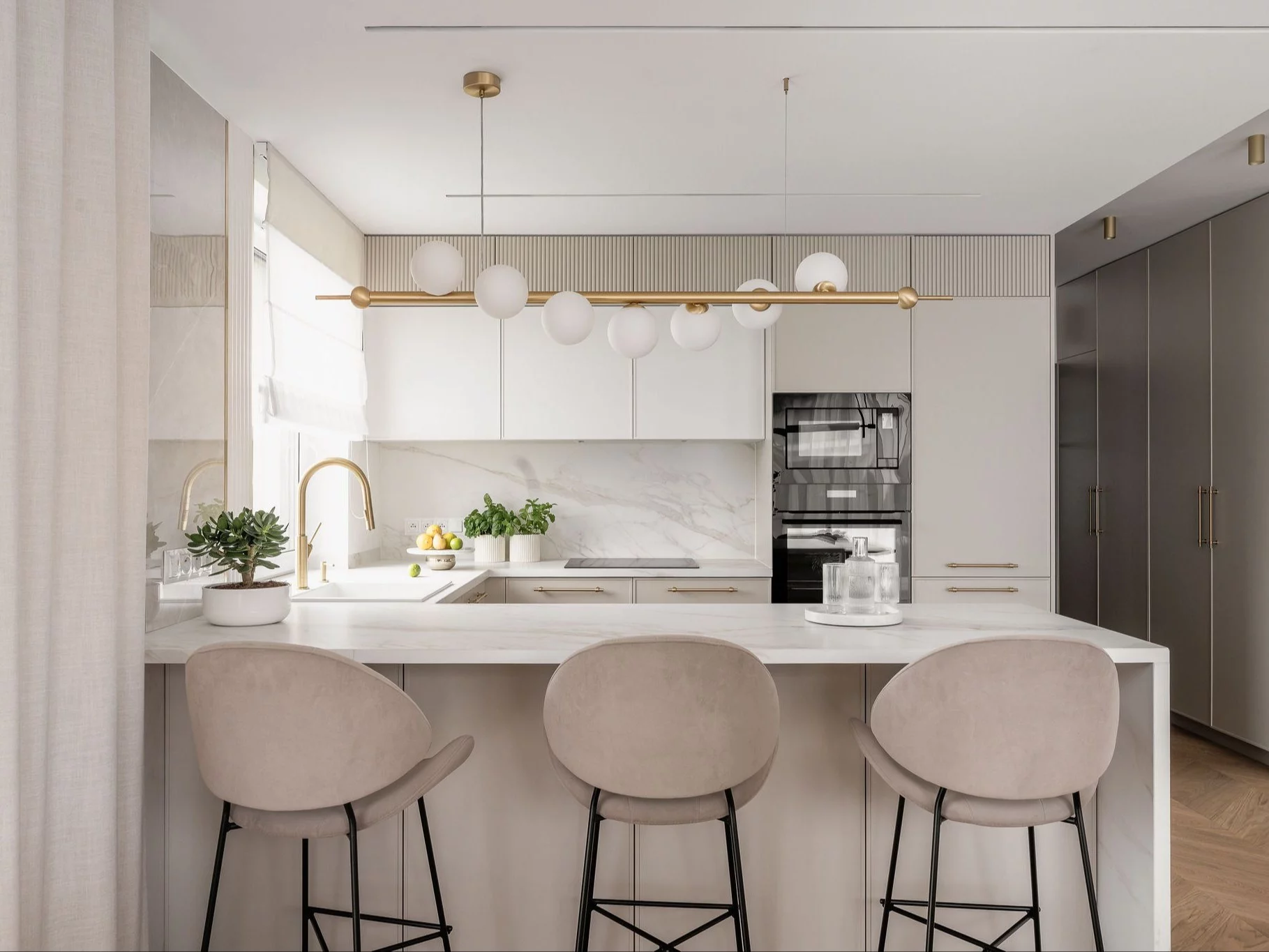 Eleganckie wnętrze zatopione w beżach, projekt: Architektownia