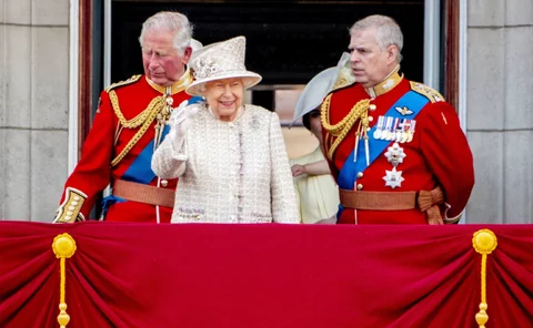 Książę Andrzej na prawo od Królowej Elżbiety II w trakcie Trooping the Colour