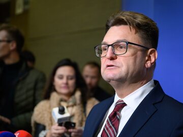 Prokurator Łukasz Wawrzyniak podczas konferencji prasowej ws. morderstwa na Łazarzu