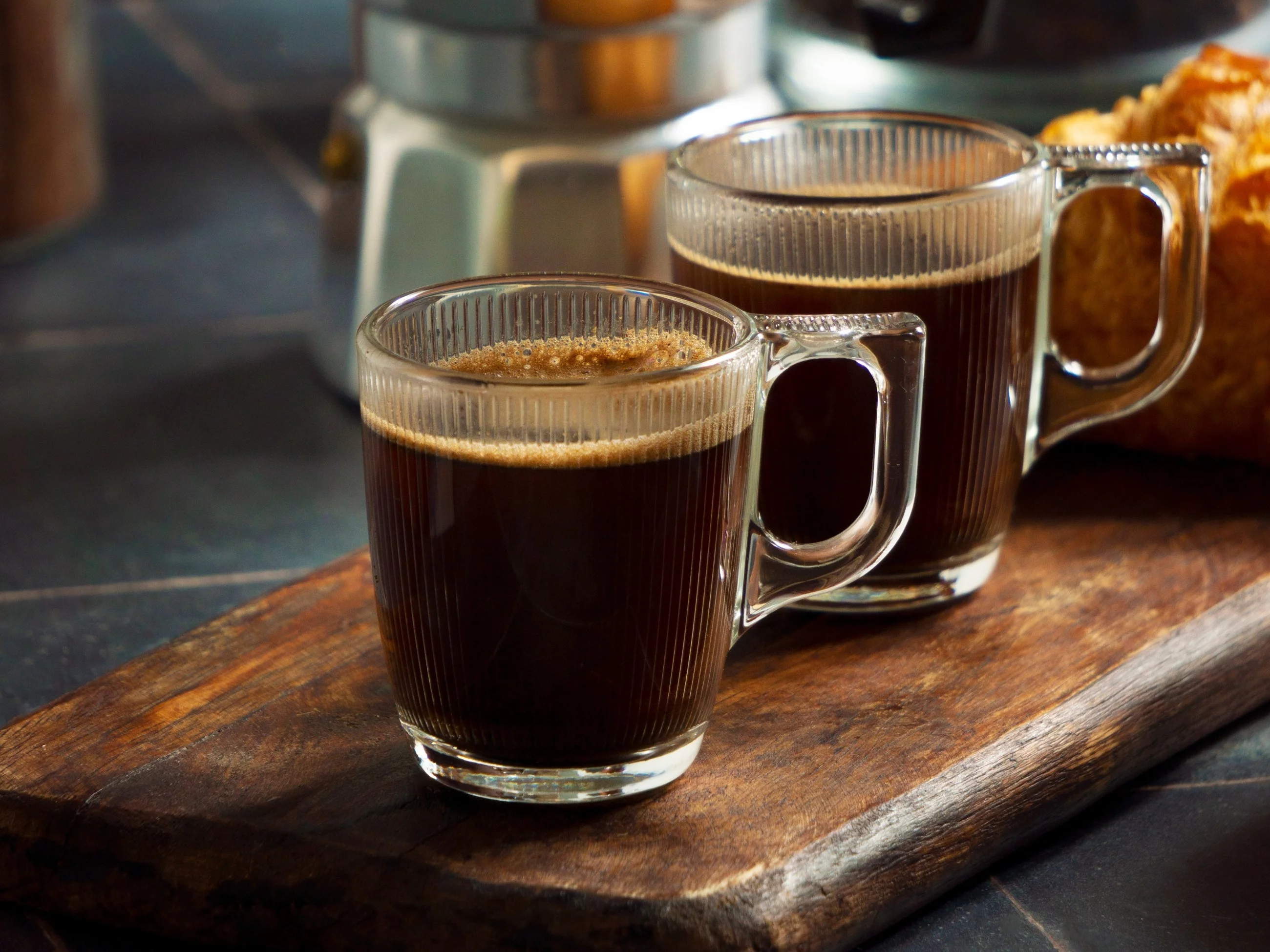 Szklanki z kawą, zdjęcie ilustracyjne