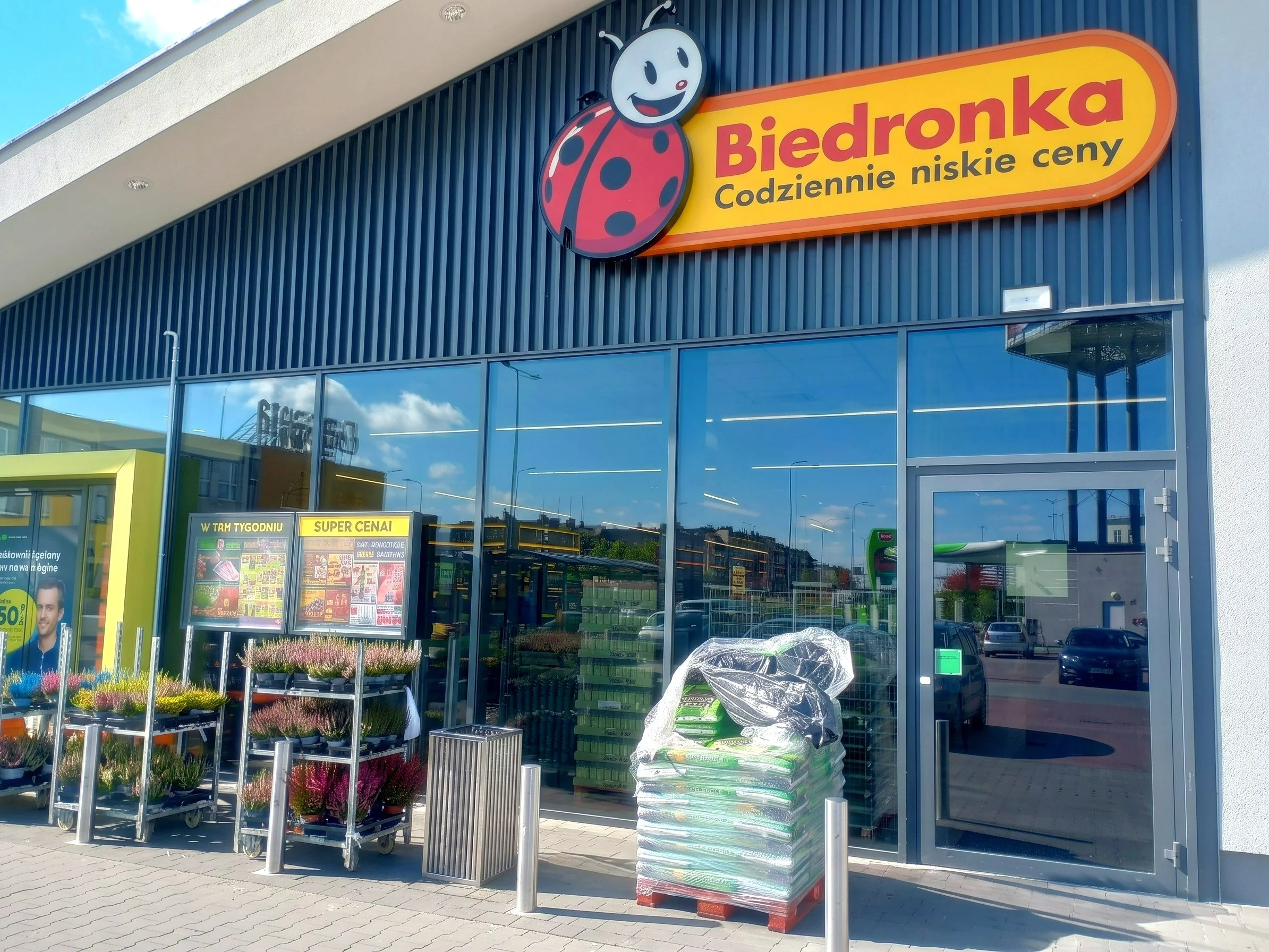 Sklep sieci Biedronka, zdjęcie ilustracyjne