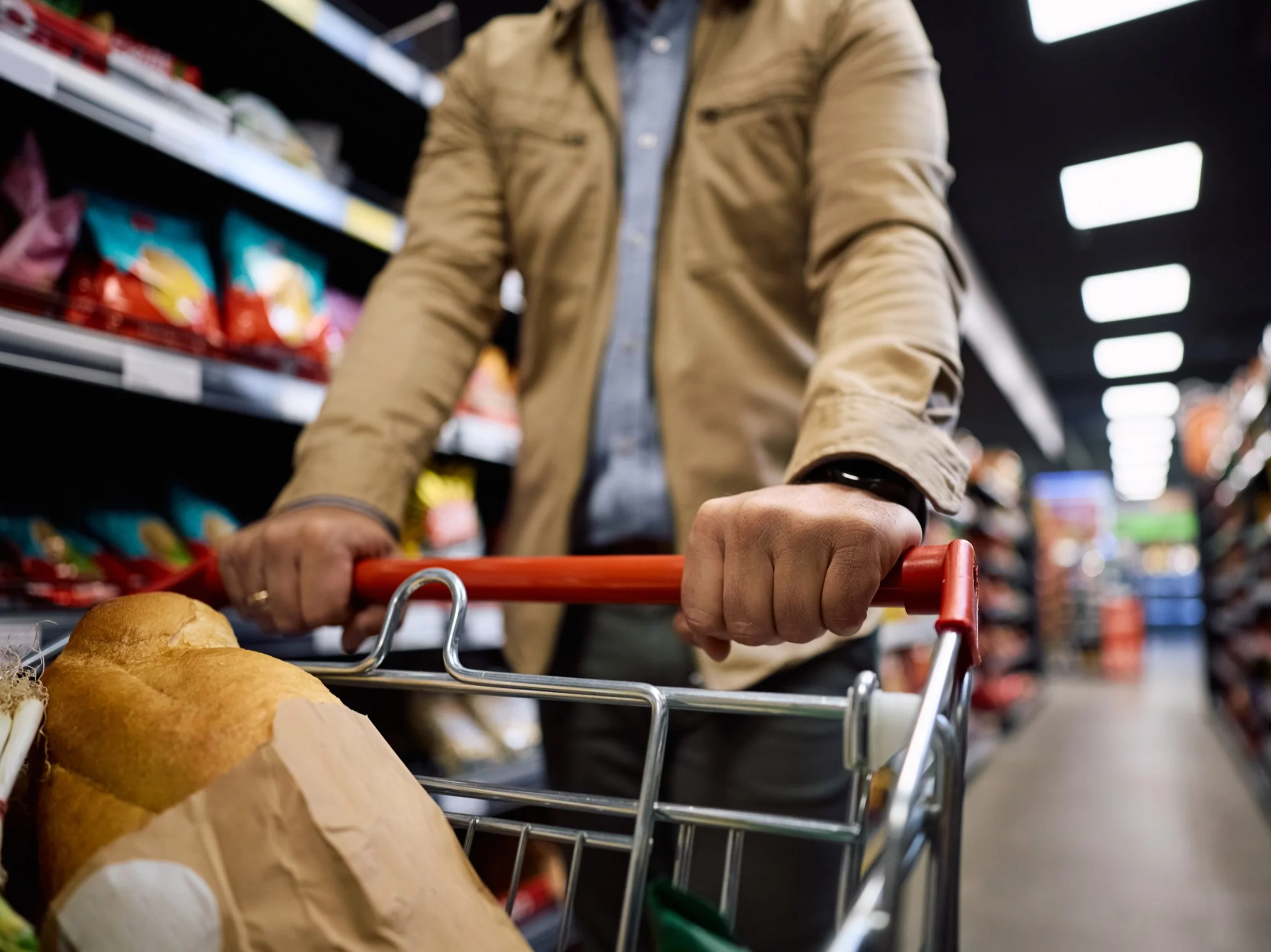 Mężczyzna na zakupach, zdjęcie ilustracyjne