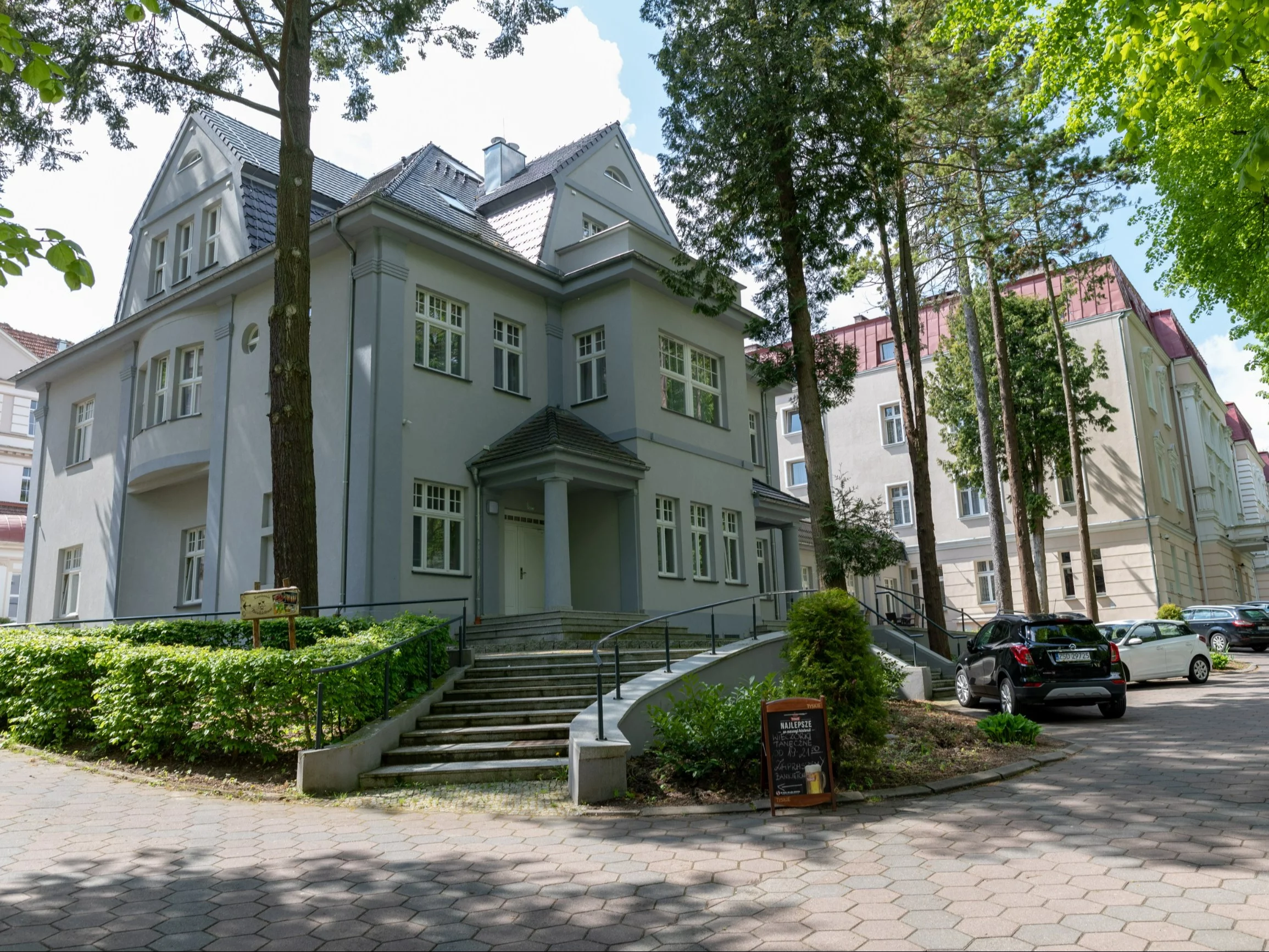 Promocyjny sylwester w uzdrowisku. Piękne miasto nad rzeką i elegancki bal