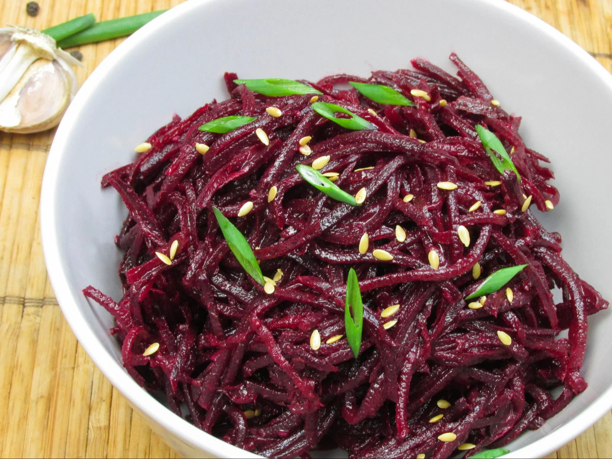 Surówka z buraków surowych ze szczypiorkiem