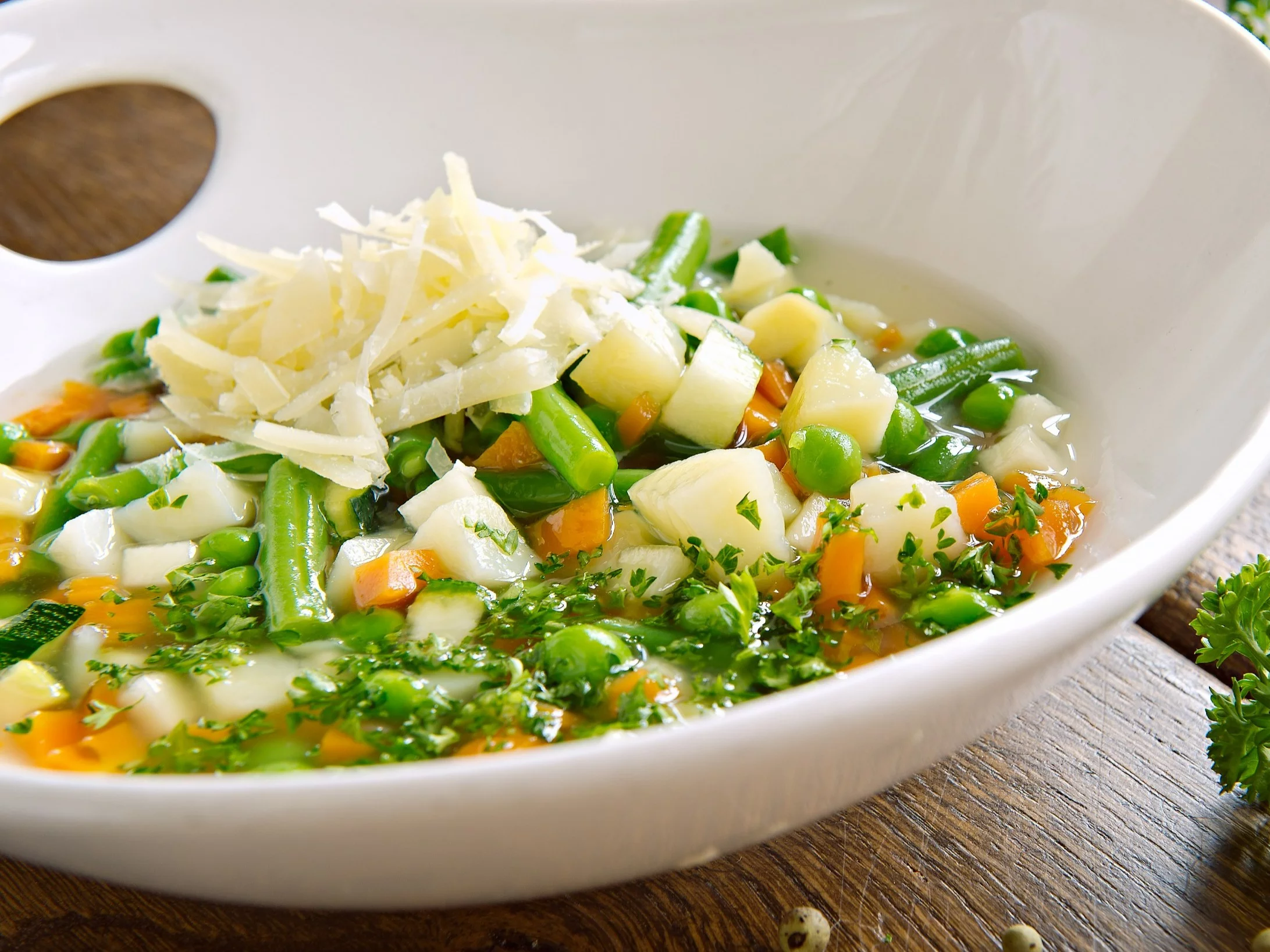 Wiosenna zupa minestrone z pietruszką