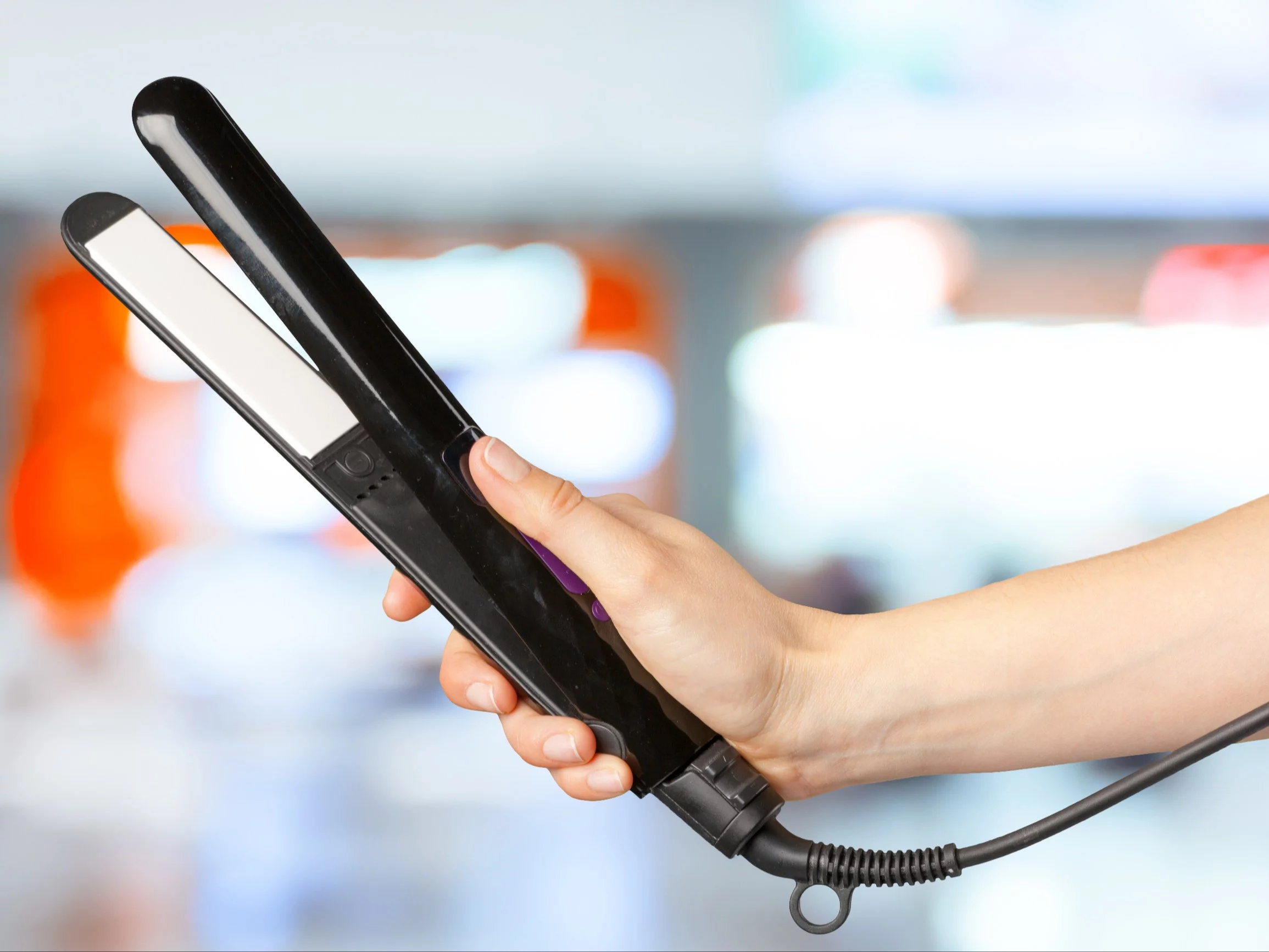 Zaskakujący sposób na czystą prostownicę. Wystarczy produkt z łazienki