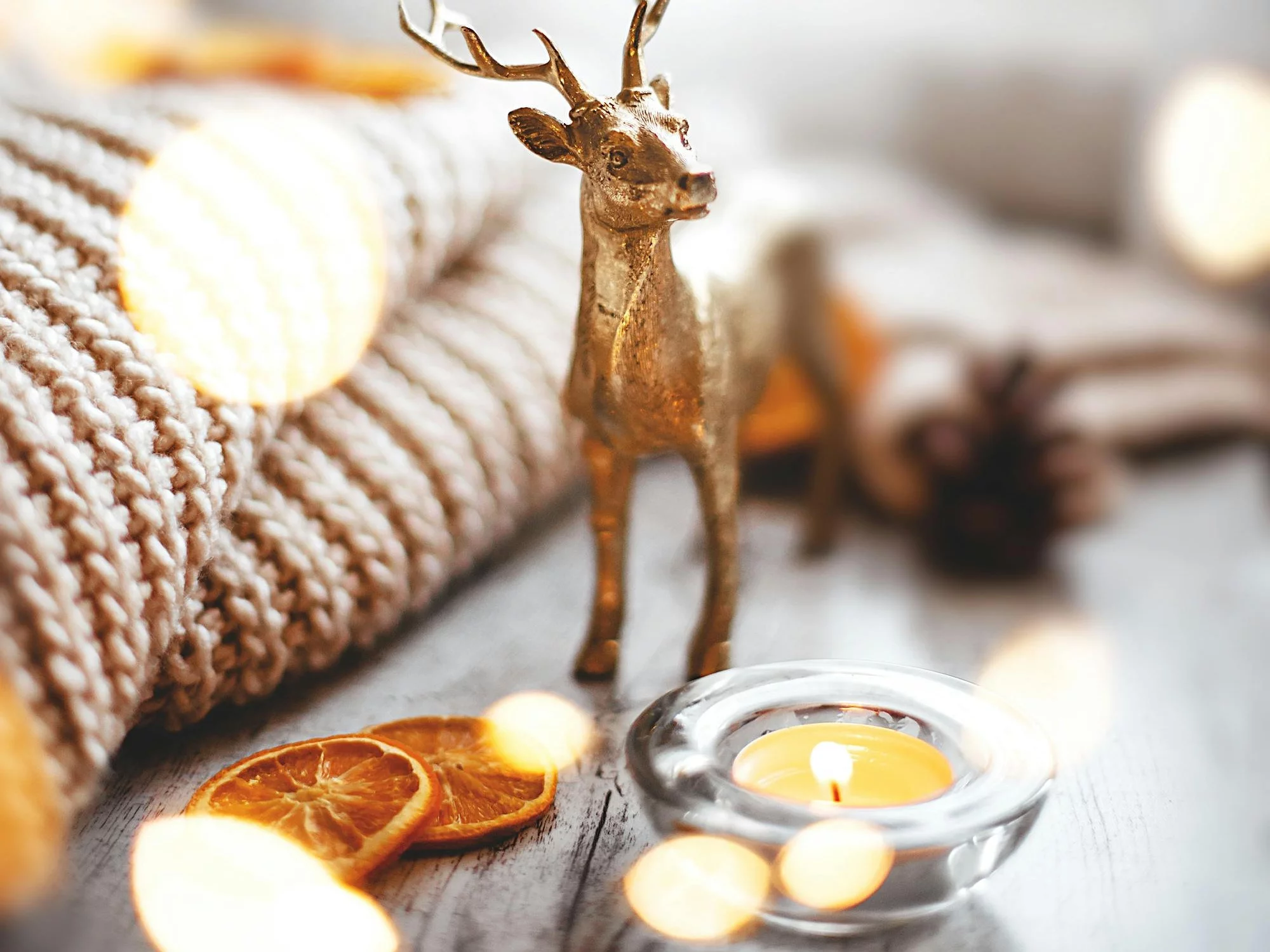 Prosty trik z solą sprawia, że tealighty palą się dłużej i równiej, tworząc ciepły, zimowy klimat w domu