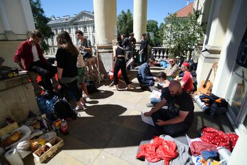 Protest na balkonie Pałacu Kazimierzowskiego