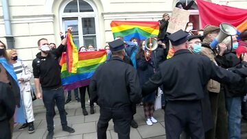 Protest na UW przeciwko Andrzejowi Dudzie